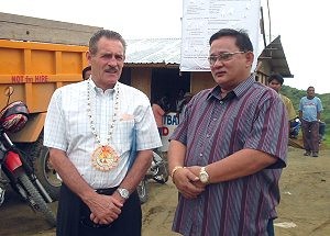 InFRES team leader Michael Allman with Catbalogan City mayor Tekwa Uy.