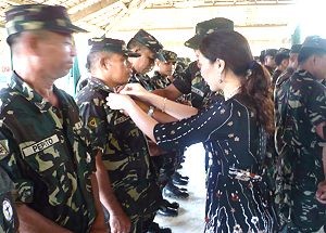 Cong. Sharee Ann Tan pinning medals to soldiers of 34IB