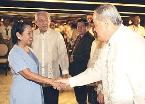 PGMA shaking hands with Tanauan mayor Roque Tiu