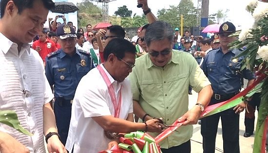 VP Jejomar Binay turnover of keys to Ondoy victims