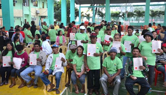Samar farmers receive CLOA