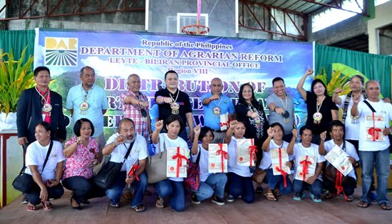 Leyte farmers receive CLOA